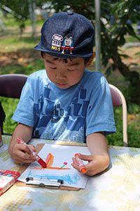 お絵かきする子供