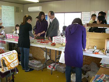 にぎわう売店