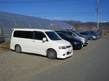 イチゴ狩りご来園のお客様の車