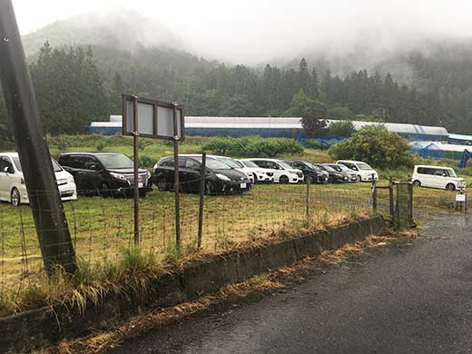 山の果樹園駐車場